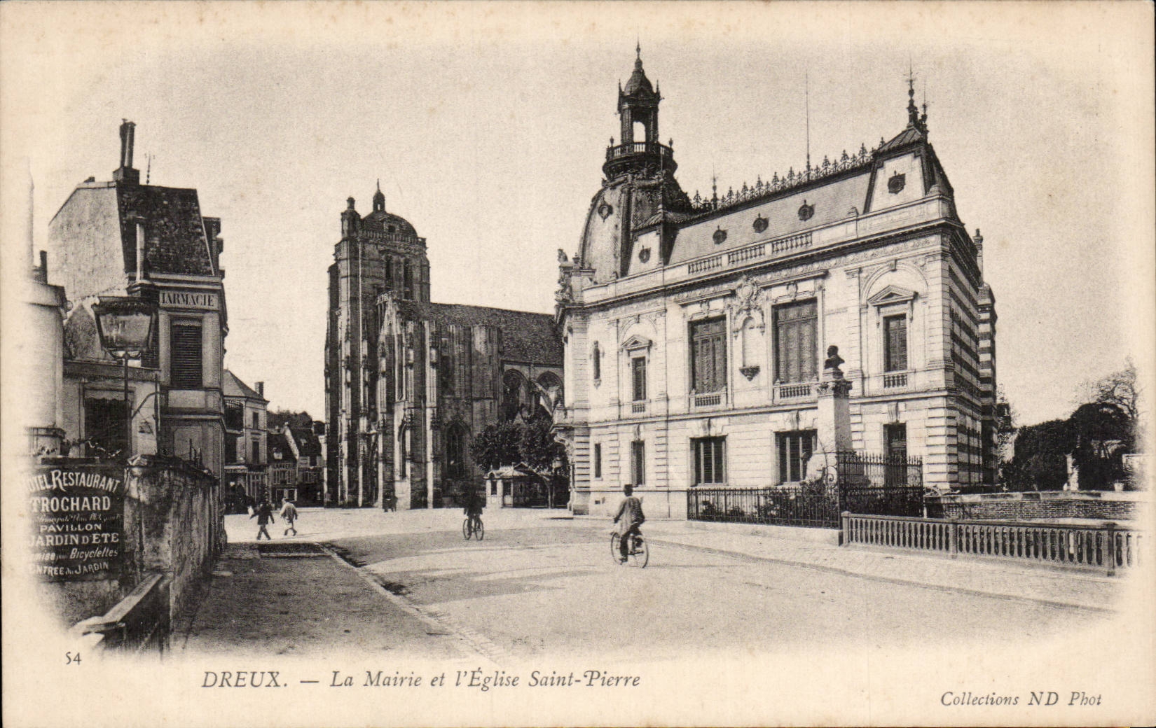 Dreux — La Mairie et l'Église Saint-Pierre — Collections ND Phot