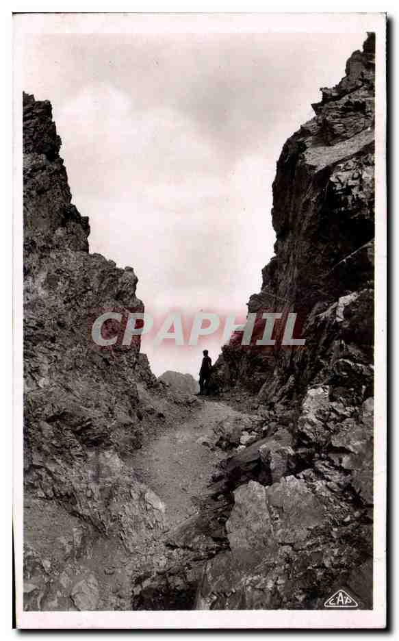 Sentier entre falaises — Luchon — Photo A.P. Stensbourg n°101