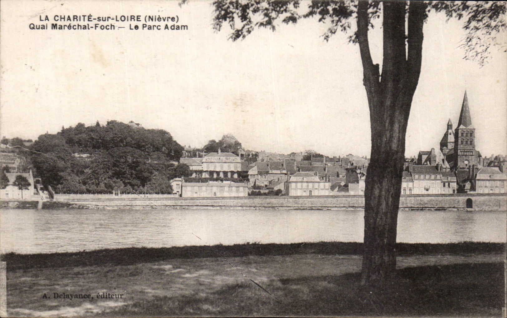 CPA La Charite sur Nievre Quai Marechal Foch Le parc Adam