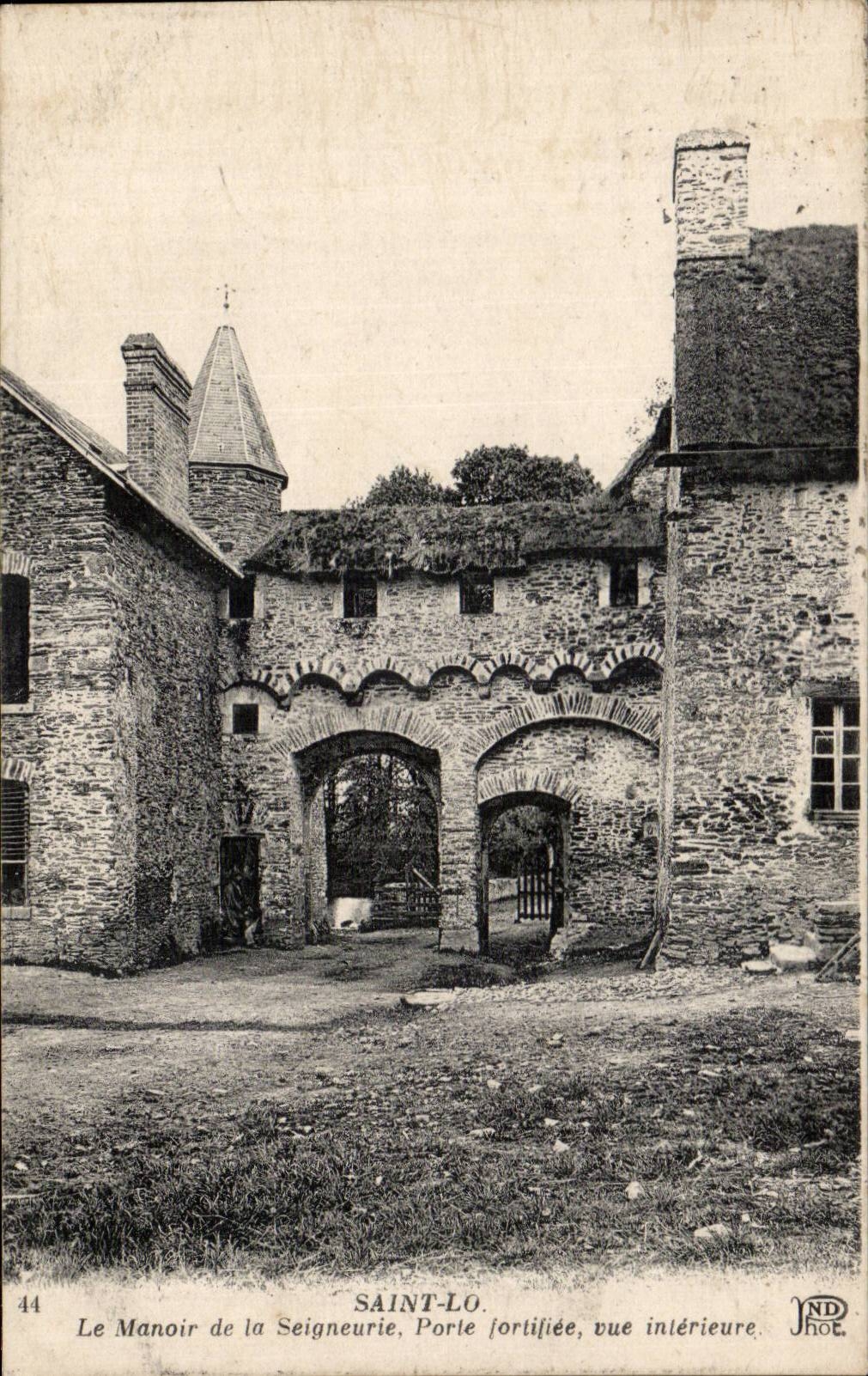 CPA Saint Lo Le manoir de la Seigneurerie Porte fortifiee vue interieure