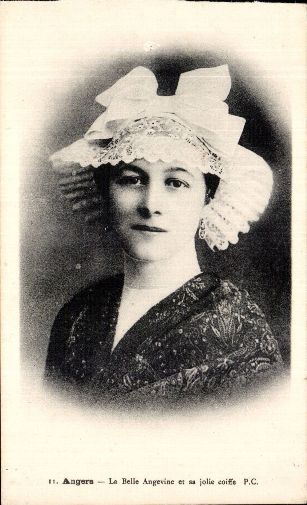 Folkore - Costumes - Angers - La Belle Angevine - CPA 