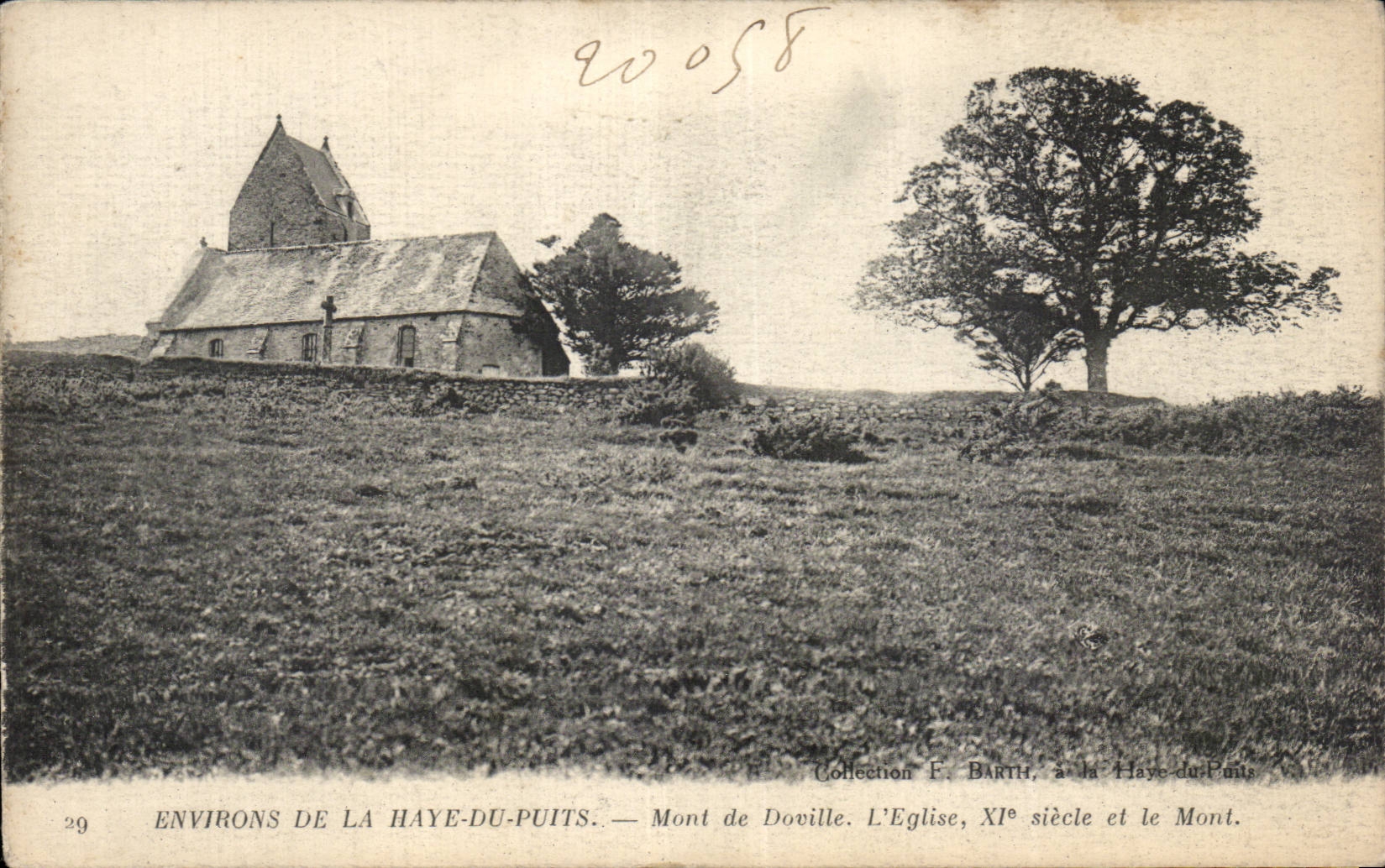 Environ de La Haye-du-Puits — Mont de Doville. L'église, XIe siècle et le Mont.
