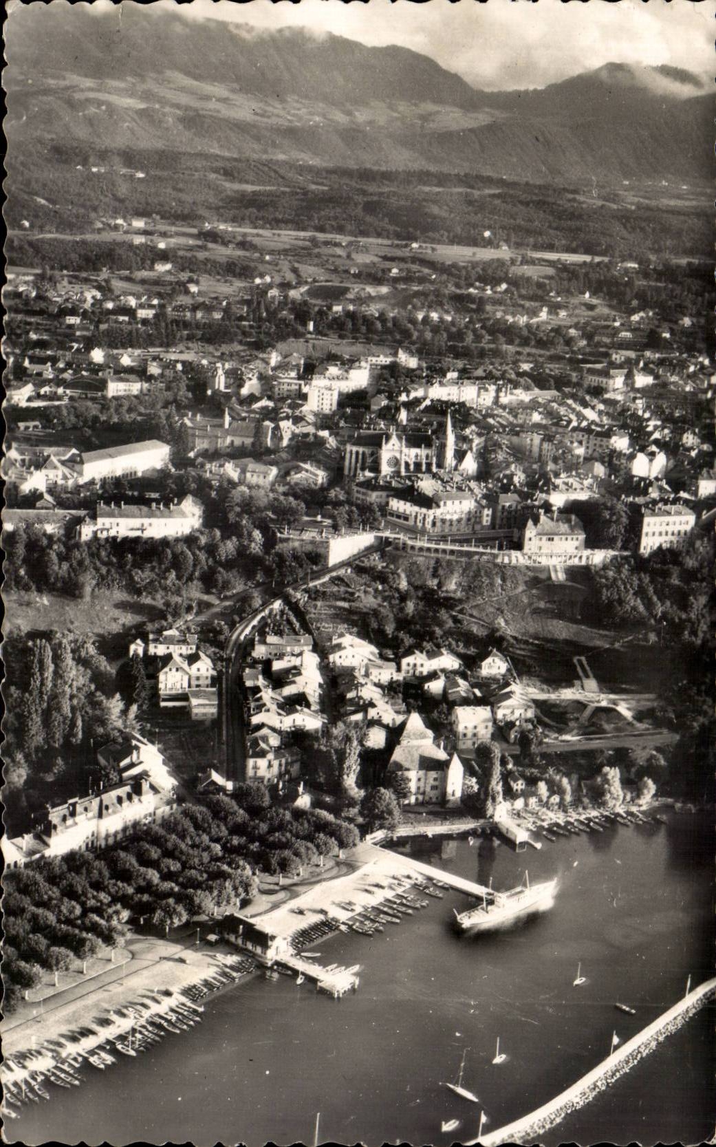 Thonon-les-Bains — Vue aérienne sur le port, la ville et les monts du Chablais — Photographies aériennes J. Cellart