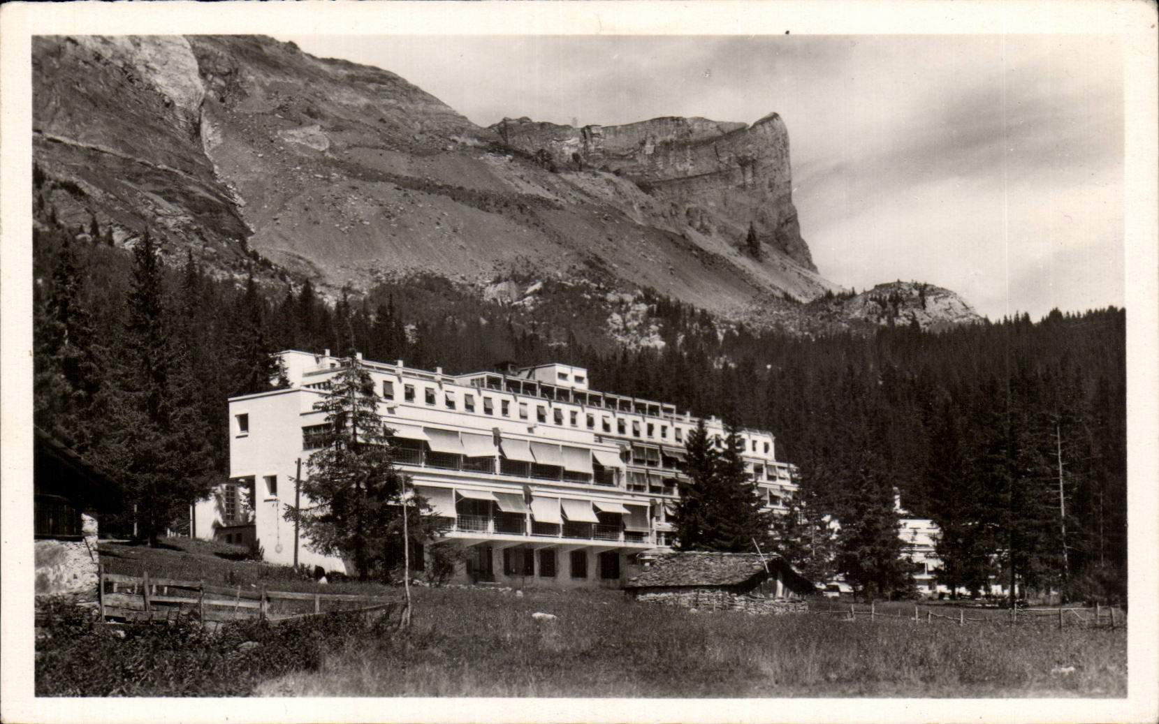 CPSM Plateau d Assy Sanatorium de Guebriant et le Roc de Fiz