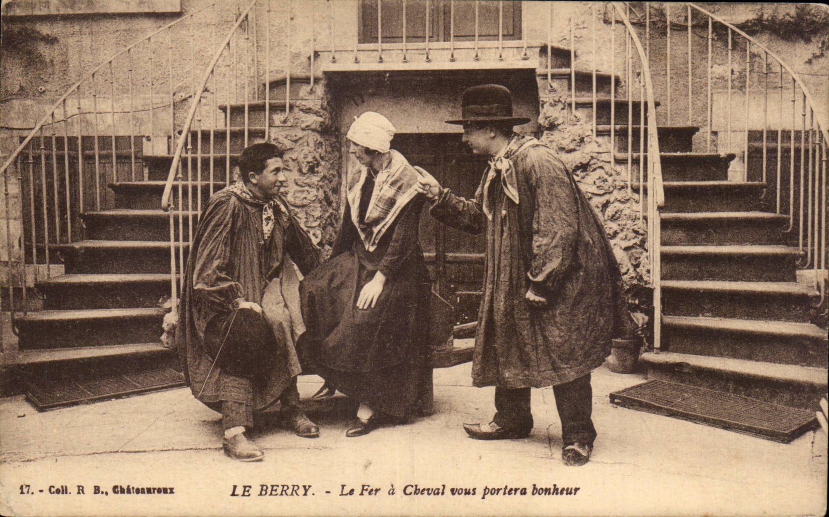 CPA Le Berry Le fer a cheval vous portera bonheur Folklore costume