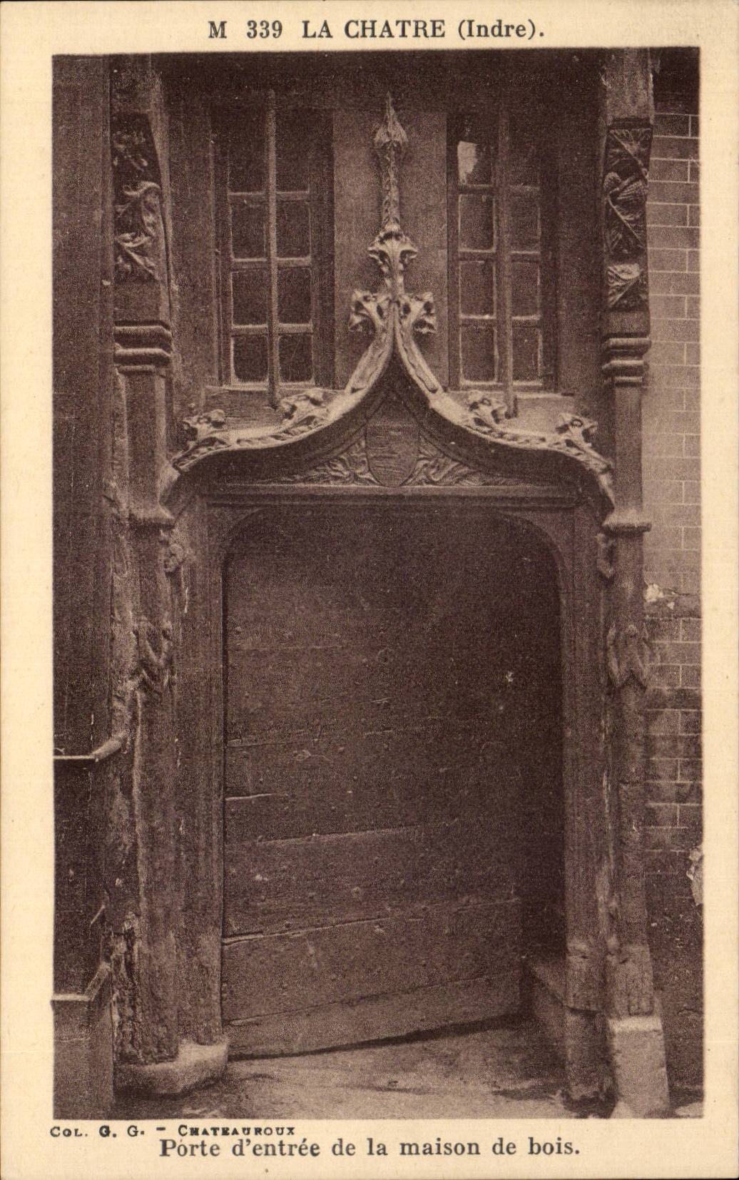 CPA Porte d entree de la maison de bois La Chatre 
