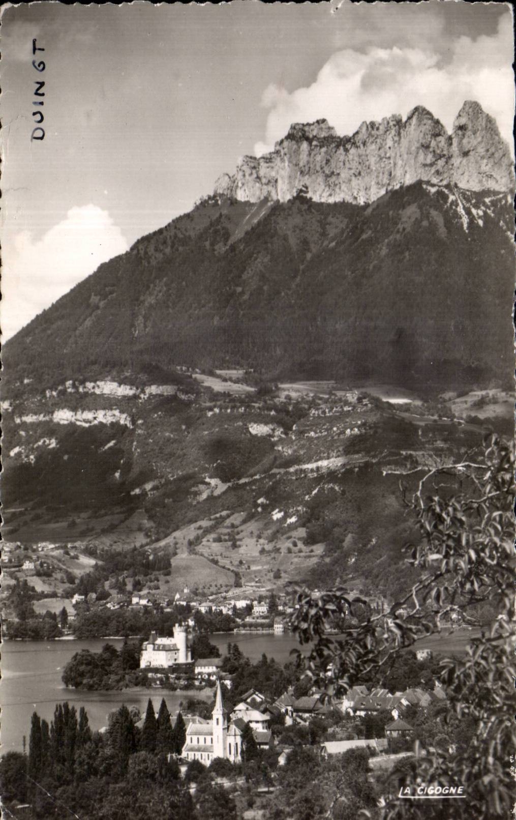 Duingt — Vue du village et des Dent de Lanfon — La Cigogne