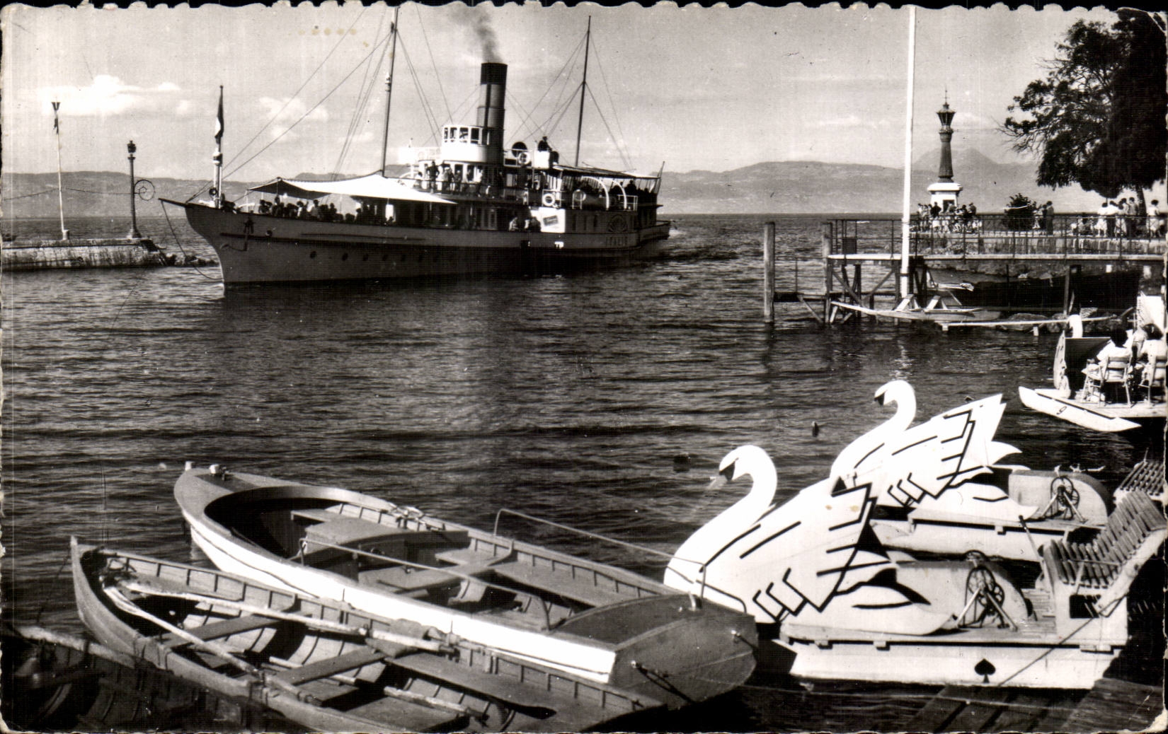 Evian les Bains - Le Port - Passage d un gros bateau - CPA