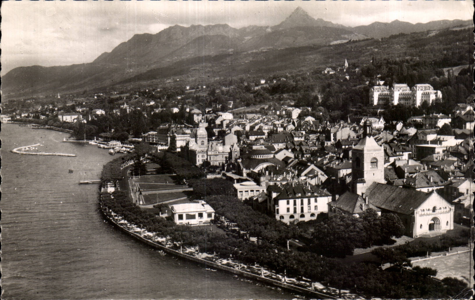 Évian-les-Bains (Haute-Savoie) — Vue générale aérienne ; dans le fond, la Dent d'Oche et les Mémises — Clichés aériens J. Cellard — Lyon