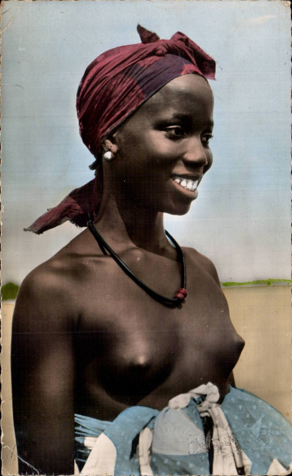 CPA L afrique en couleurs Femme Beaute noire seins nus