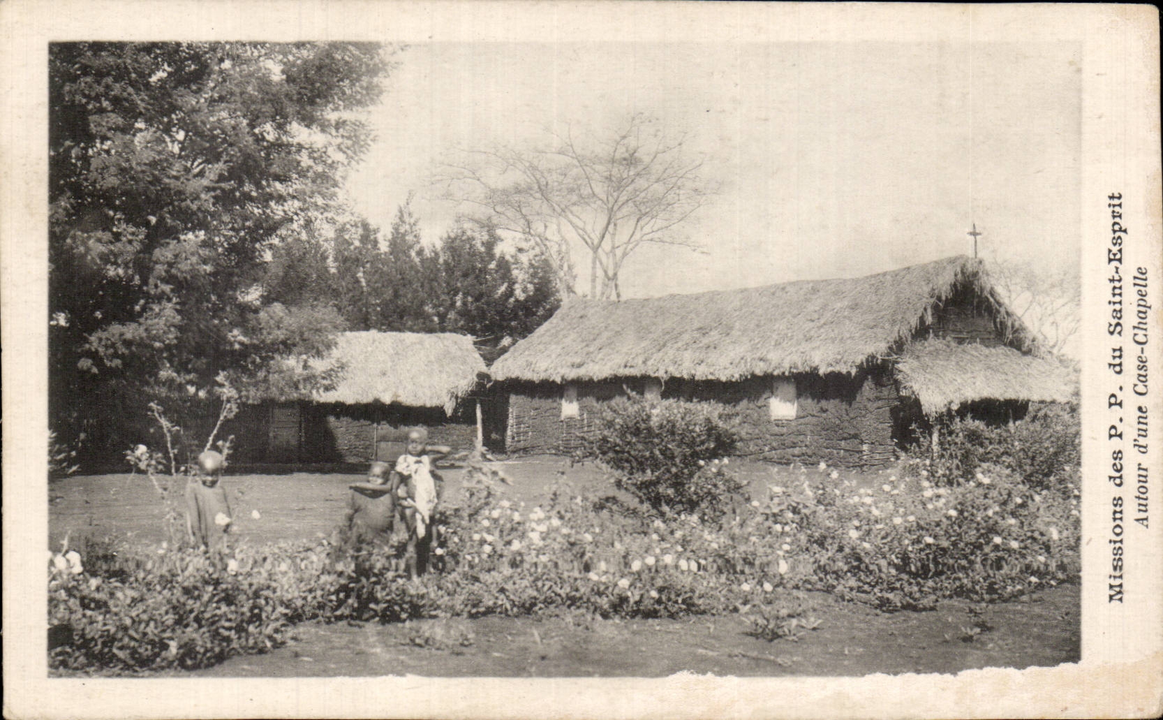 CPA Missions des PP du Saint Esprit Autour d une case chapelle