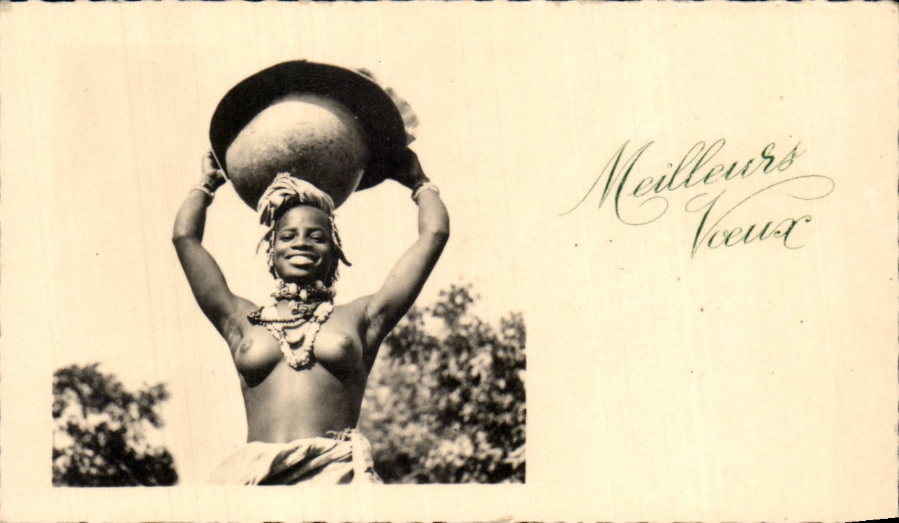 CPA Afrique Femme aux seins nus
