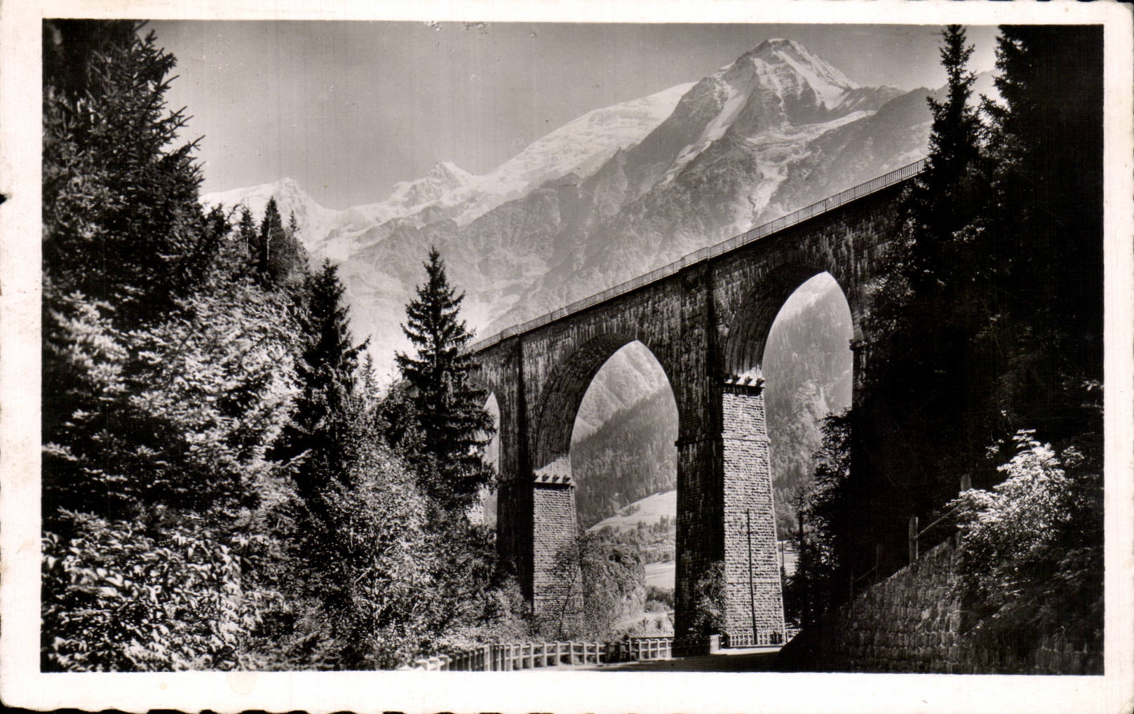 Les Houches (H.-S.) — Viaduc Sainte-Marie, Massif du Mont Blanc et Aiguille du Gouter — Les Tirages Modernes