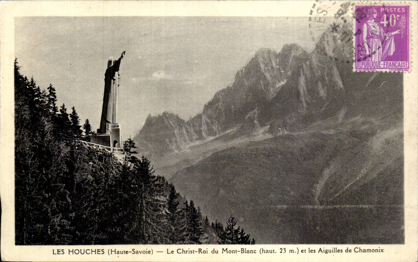 Les Houches (Haute-Savoie) — Le Christ-Roi du Mont-Blanc (haut. 23 m.) et les Aiguilles de Chamonix