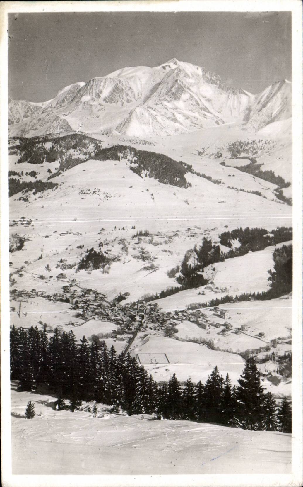 Mégeve (1113 m.) — Station hivernale. Vue générale et le Mt-Blanc — L. MORAND, Phot. (Hte-Savoie)