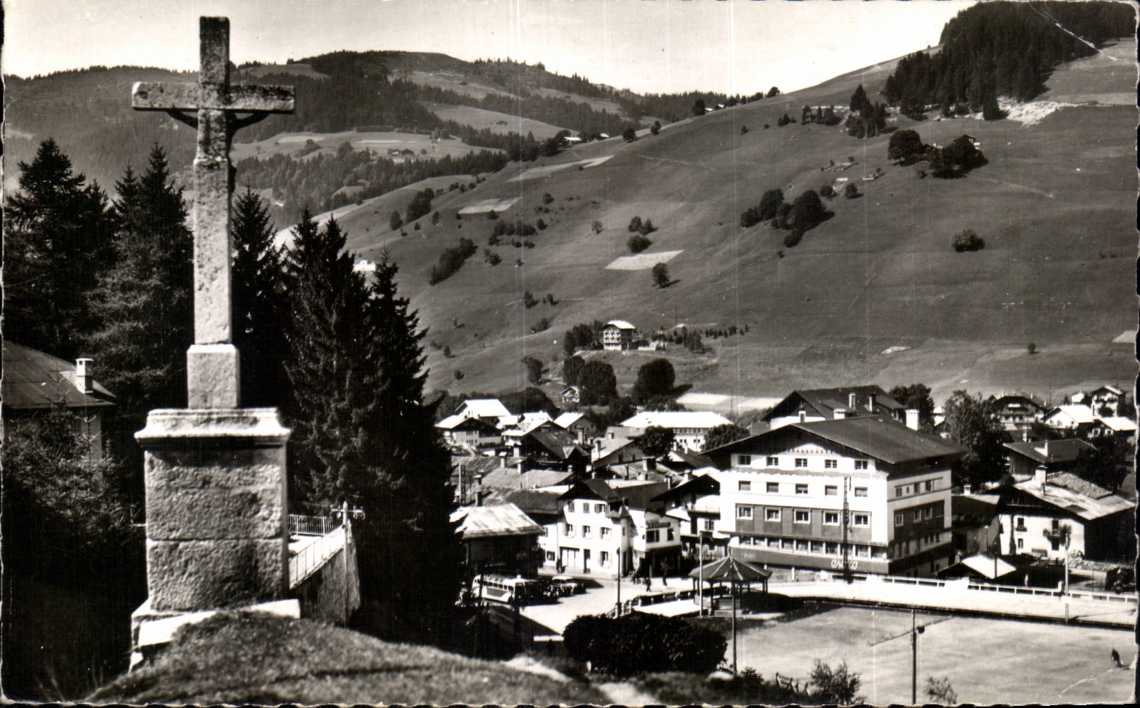 Mégeve - La Croix Saint-Michel et le Casino — Les Éditions J. Bellard, Bron