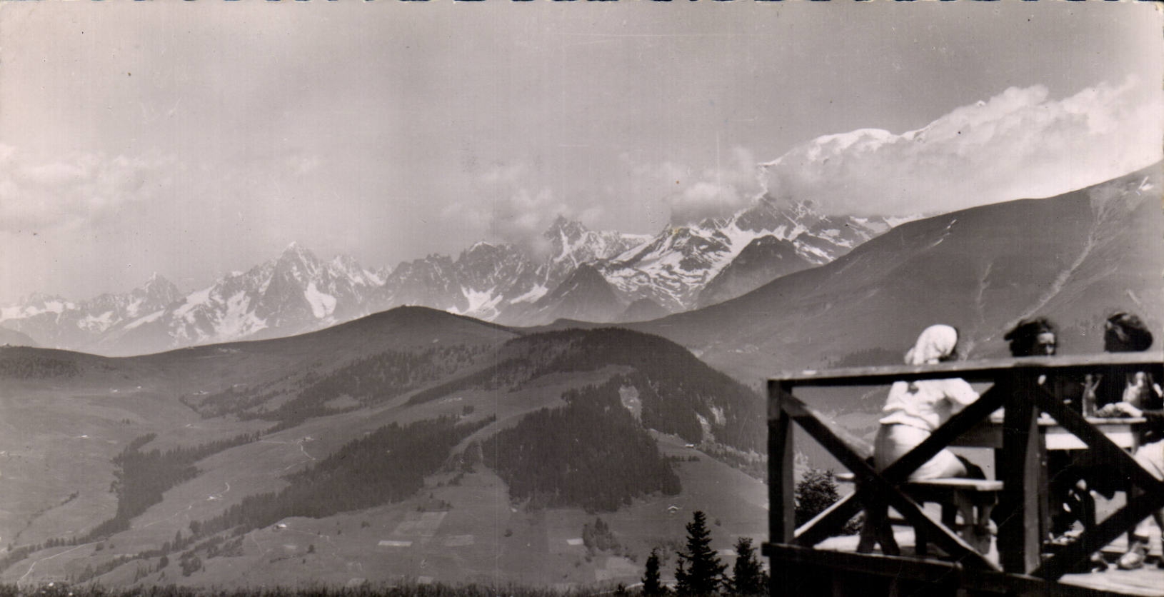 Mégeve (1113 m.) - Haute-Savoie — Vue de l'Aiguille du Midi (3813 m.) et du Mont-Blanc (4807 m.) — Fabrication Française, n° 3523