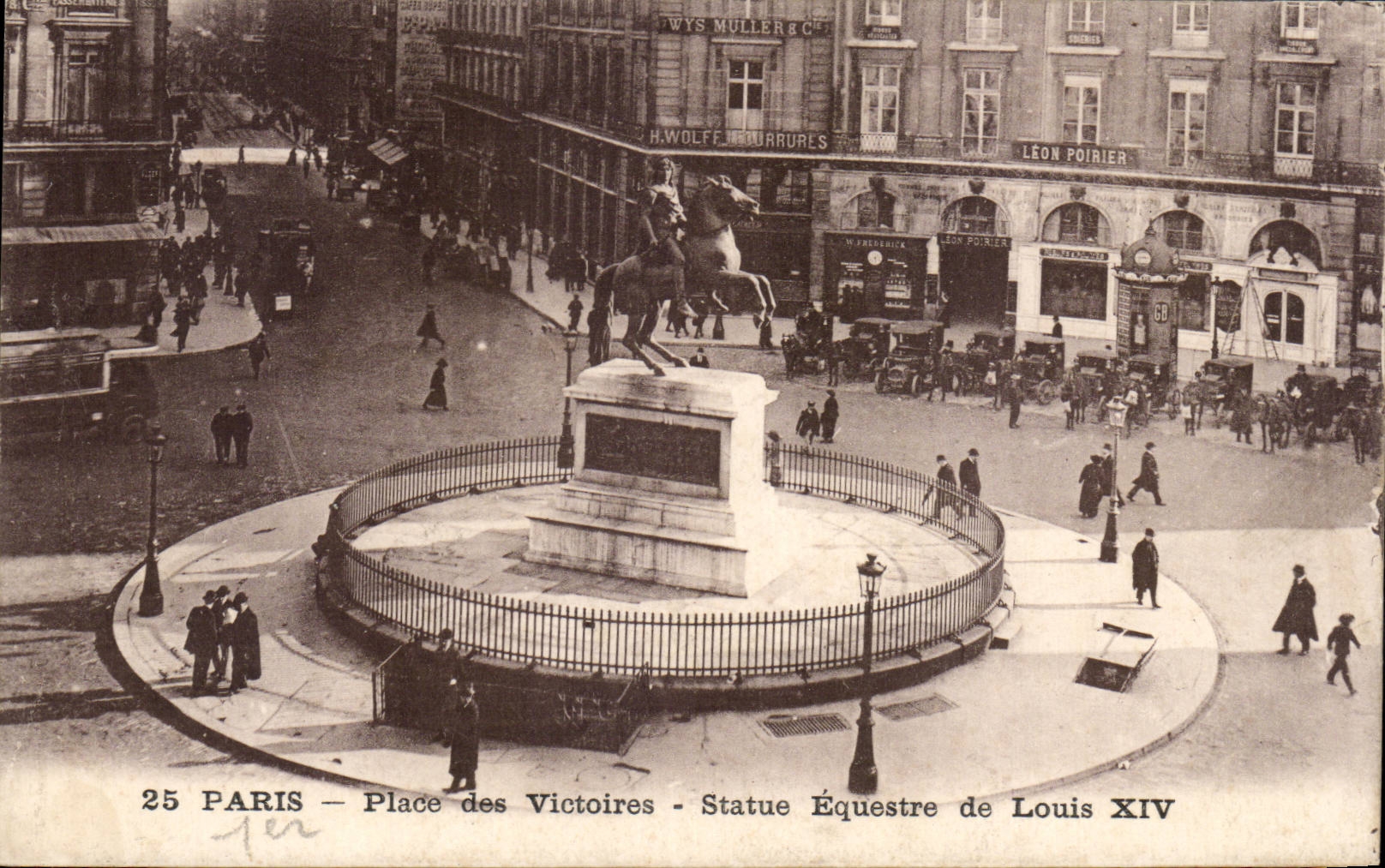 CPA Paris Place des Victoires Statue equestre de Louis XIV