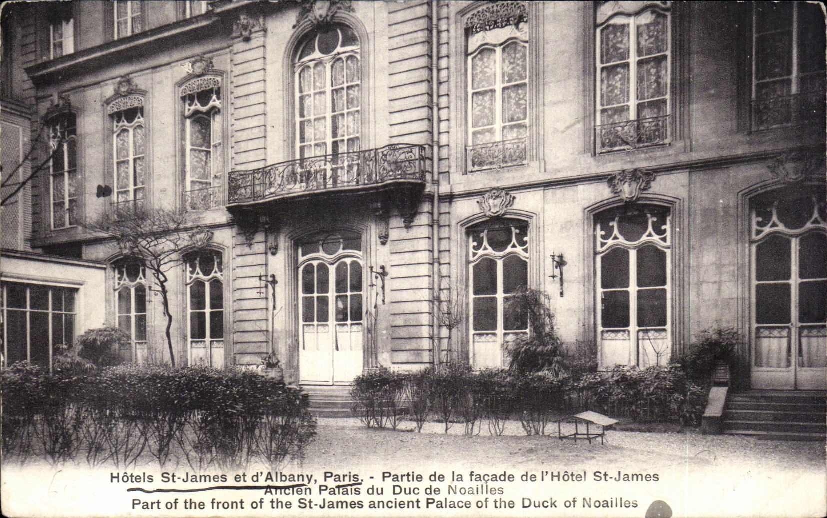 CPA Hotel St James et d Albany Partie de la facade de l hotel St James Ancien palais du duc de Noailles