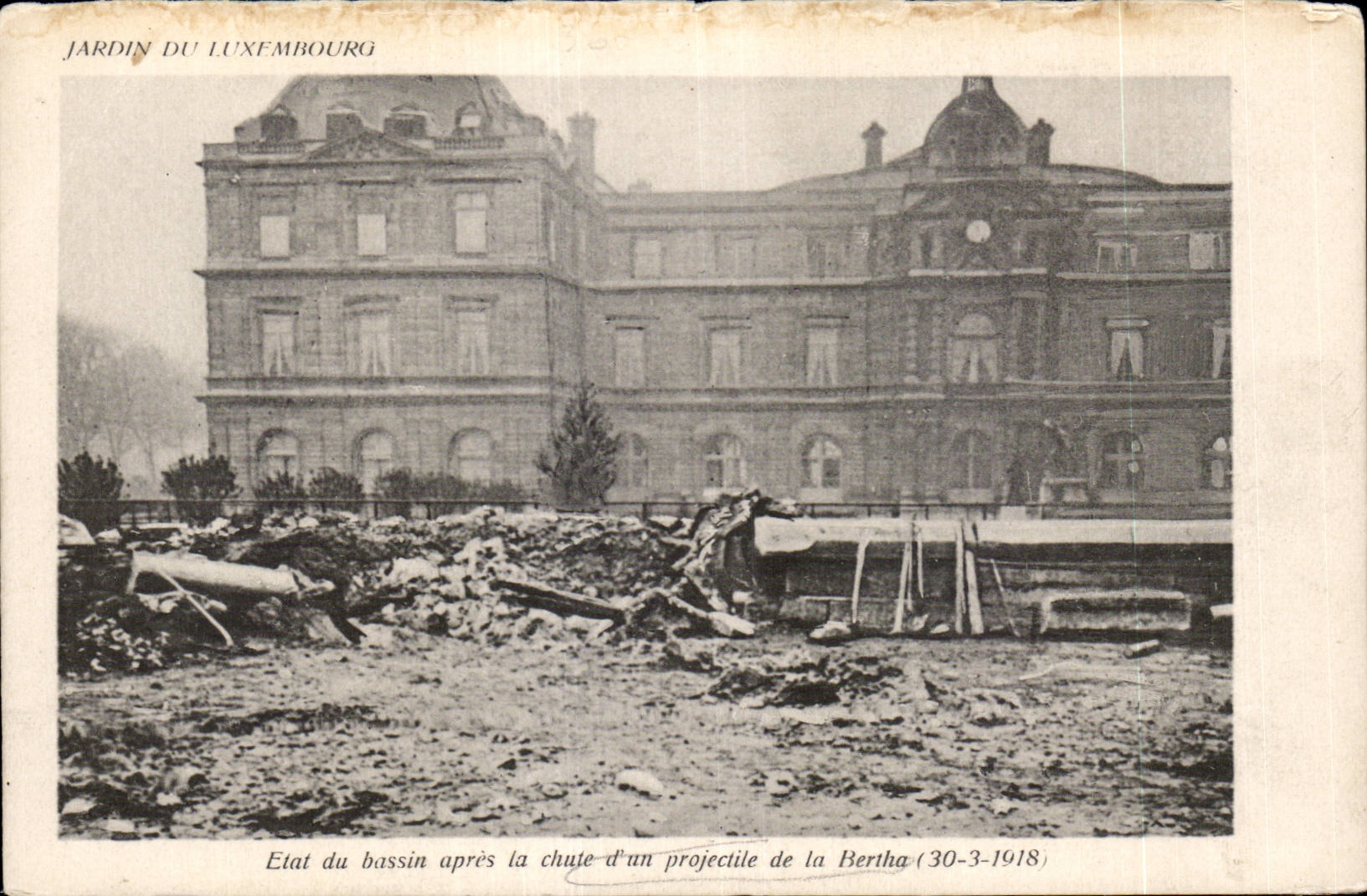CPA Paris Jardin du luxembourg Etat du bassin apres la chute d un projectile de la Bertha 30 3 1918 