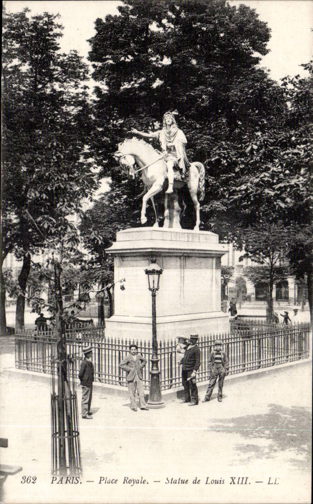 CPA Paris Place Royale Statue de Louis XIII