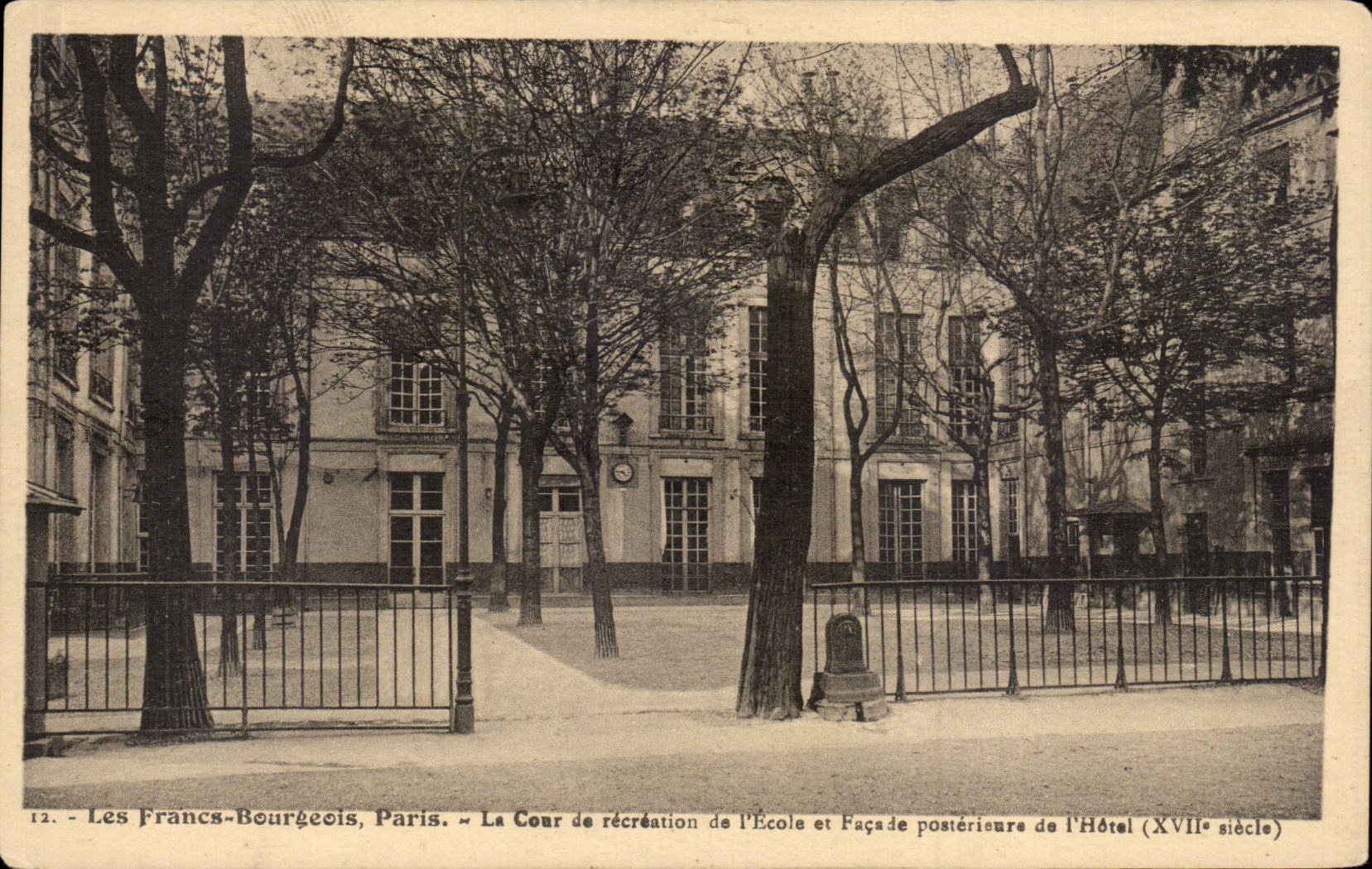 CPA Paris Les francs bourgeois La cour de recreation de l ecole et facade posterieure de l hotel 