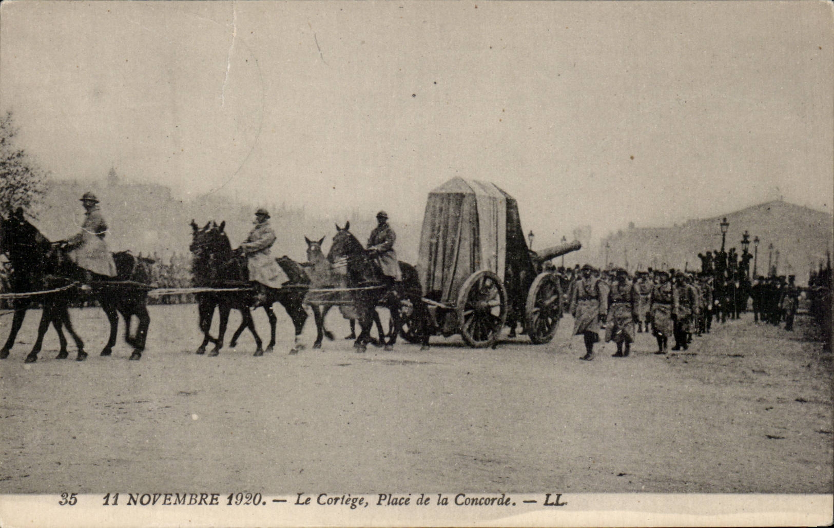 CPA Paris 11 novembre 1920 Le cortege place de la Concorde Militaria 