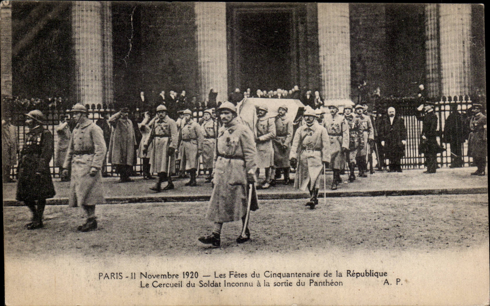 PARIS - 11. November 1920 — Die Feierlichkeiten zum 50. Jubiläum der Republik — Die Leiche des Unbekannten Soldaten vor dem Panthéon — A. P.