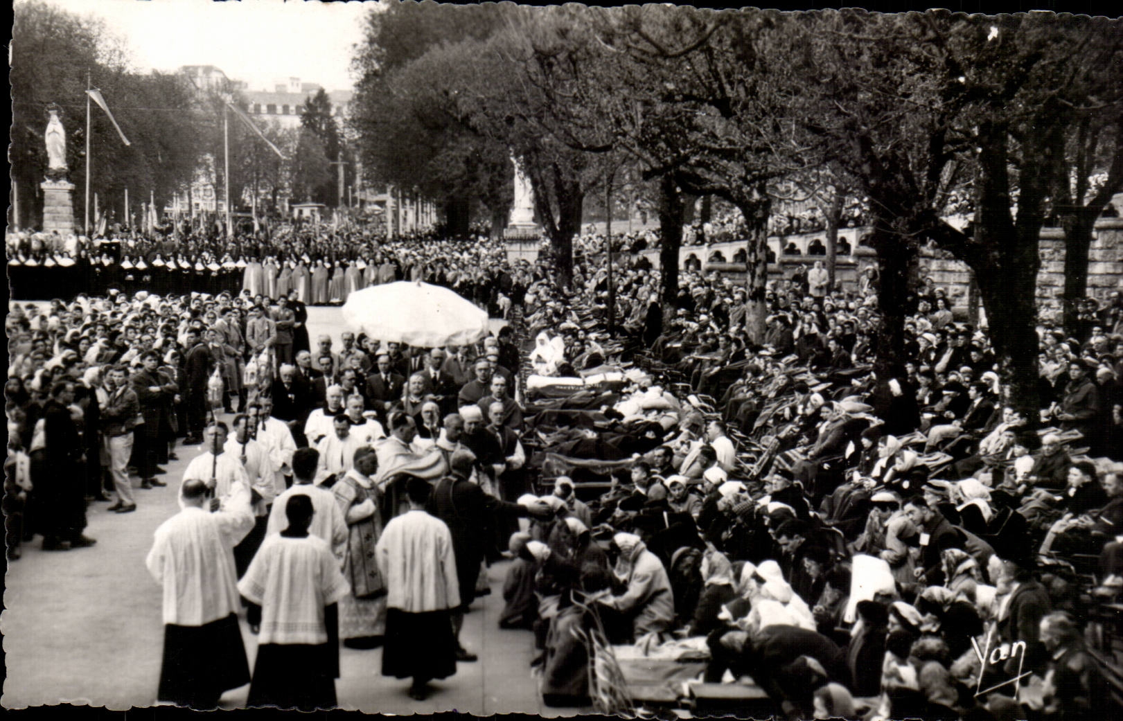 CPSM Lourdes Benediction des malades sur l esplanade