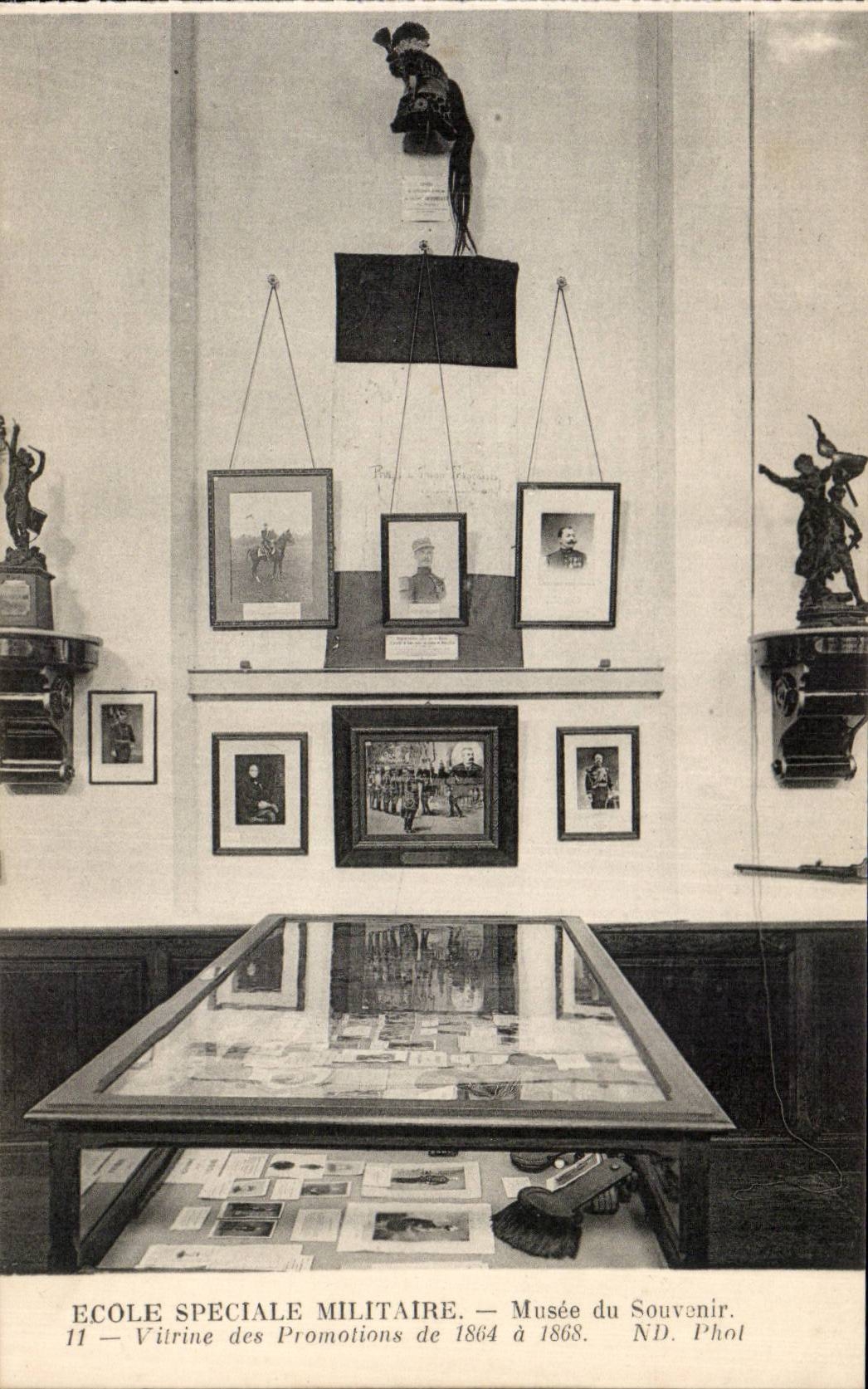 École Spéciale Militaire — Vitrine des Promotions de 1864 à 1868 — Musée du Souvenir, N.D. Phol