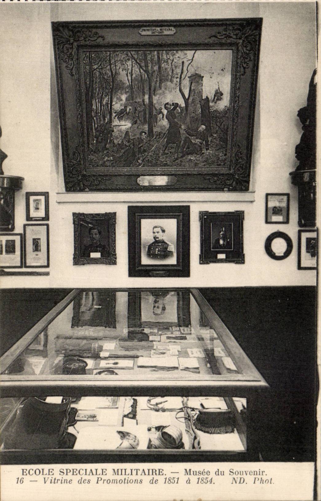 Saint Cyr - Ecole Speciale Militaire - Vitrine des Promotions de 1851 - CPA 