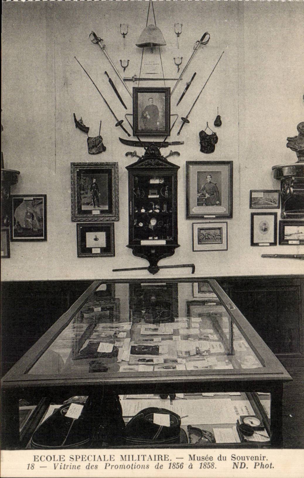 École Spéciale Militaire — Vitrine des Promotions de 1856 à 1858 — Musée du Souvenir — ND. Phot.