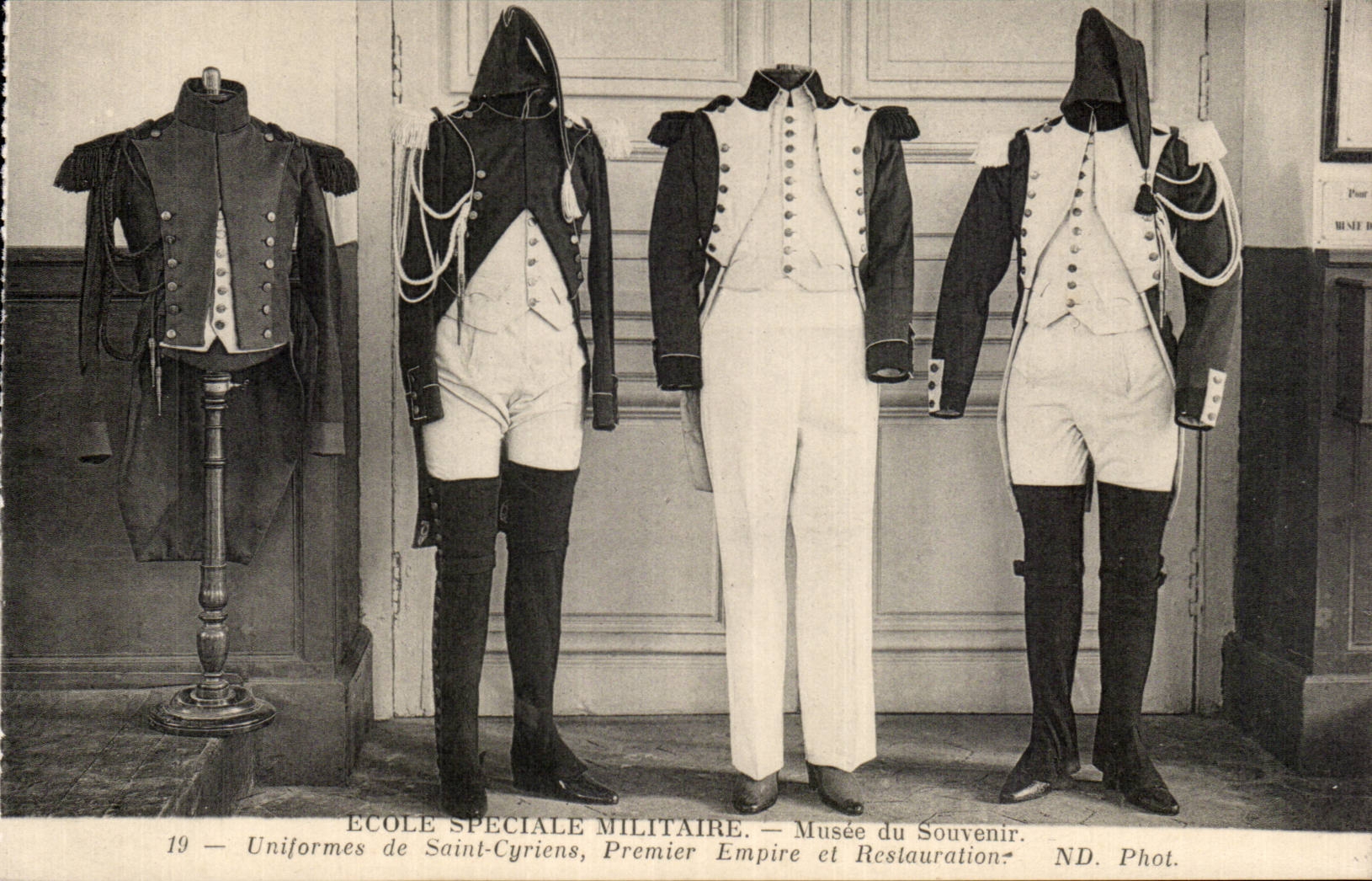 Saint Cyr - Ecole Speciale Militaire - Uniformes - CPA 