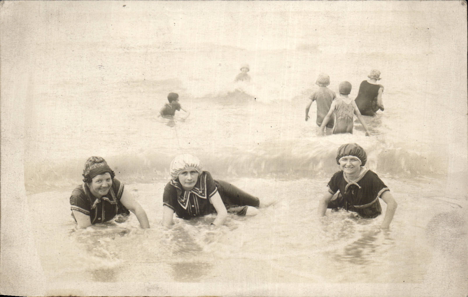 CARTE PHOTO Femmes au bain 