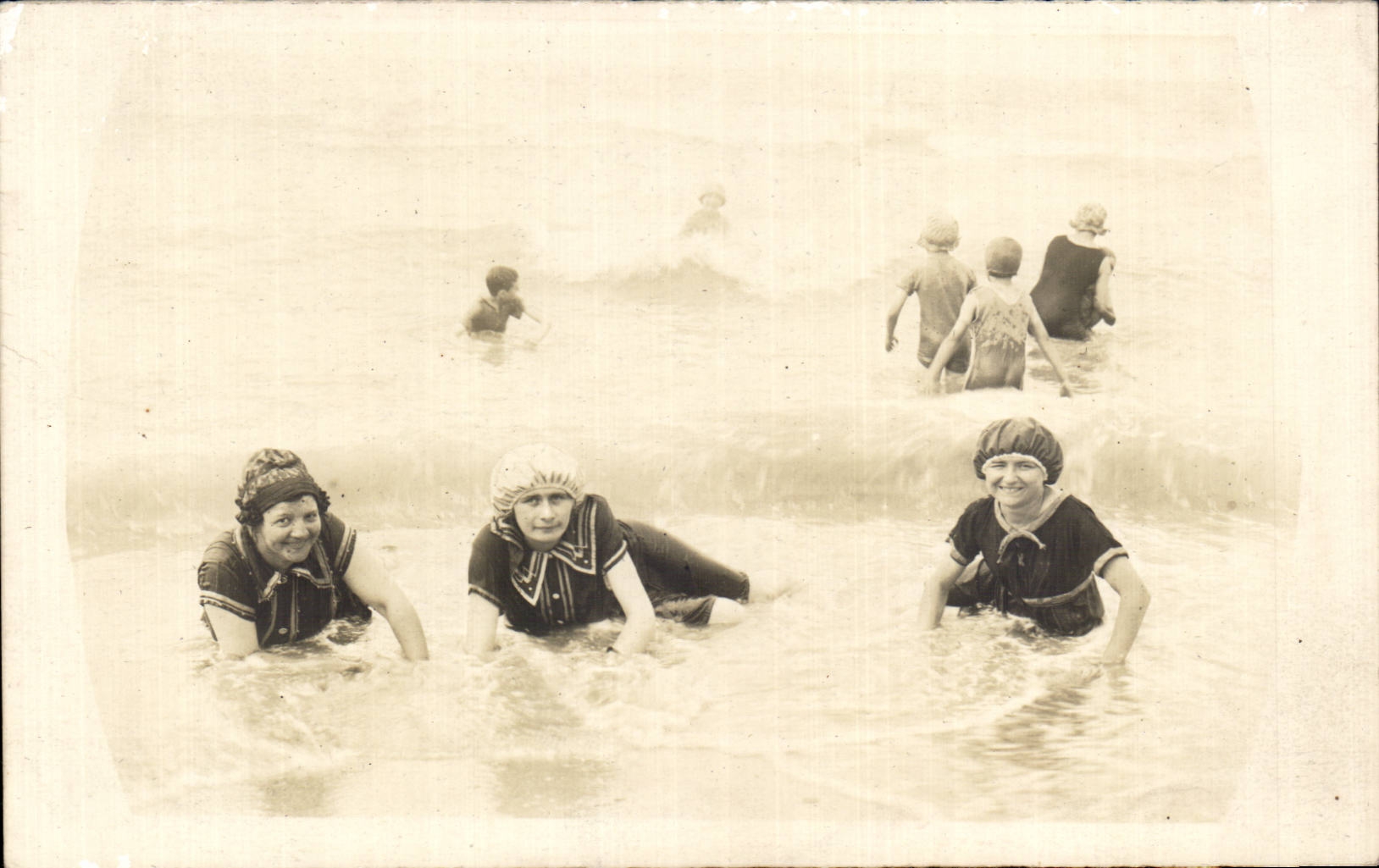 CARTE PHOTO Femmes au bain Folklore
