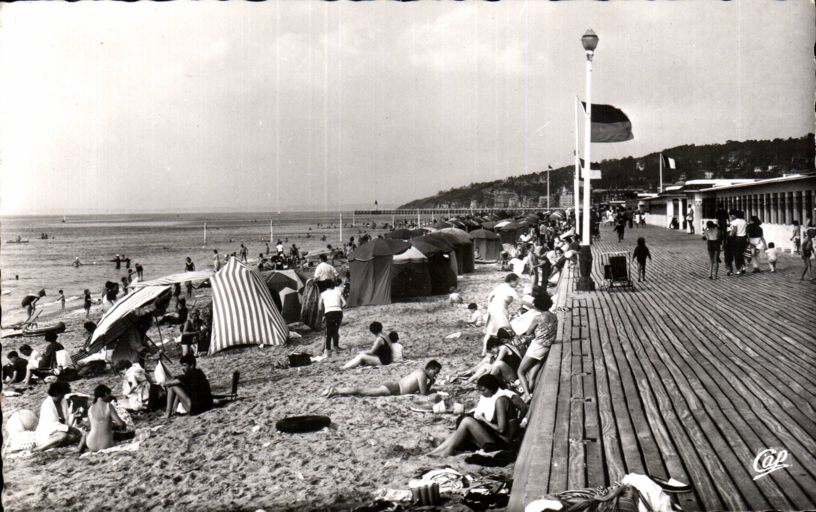 Deauville — The Promenade and the Beach at Bathing Time — Cap