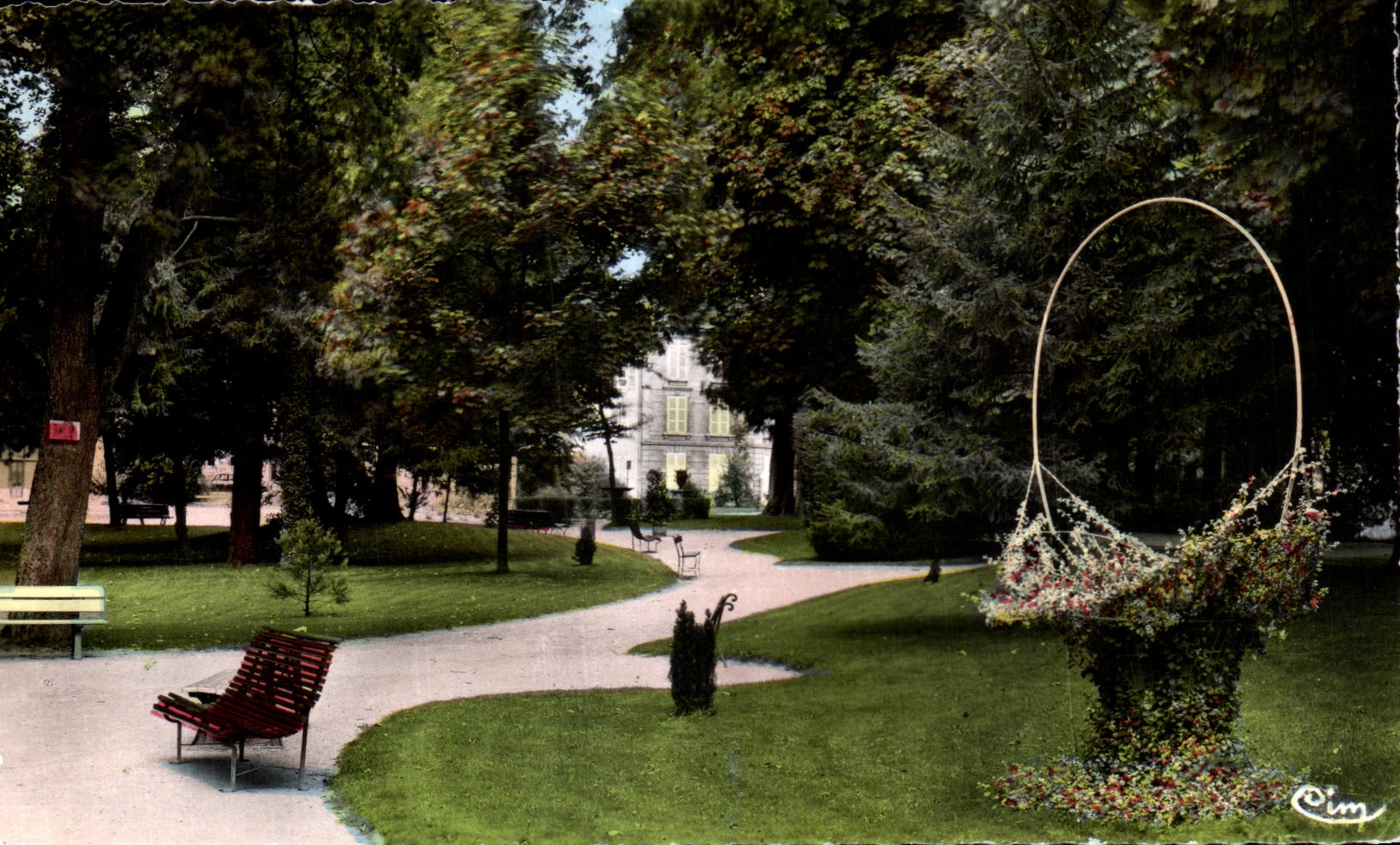 Jardin de Châlons-sur-Marne — vue du parc avec banc et décor floral — CIM