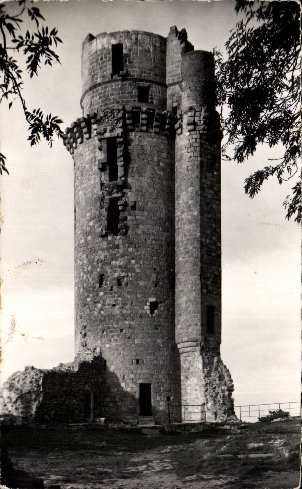 CPSM Montlhery La tour du chateau 