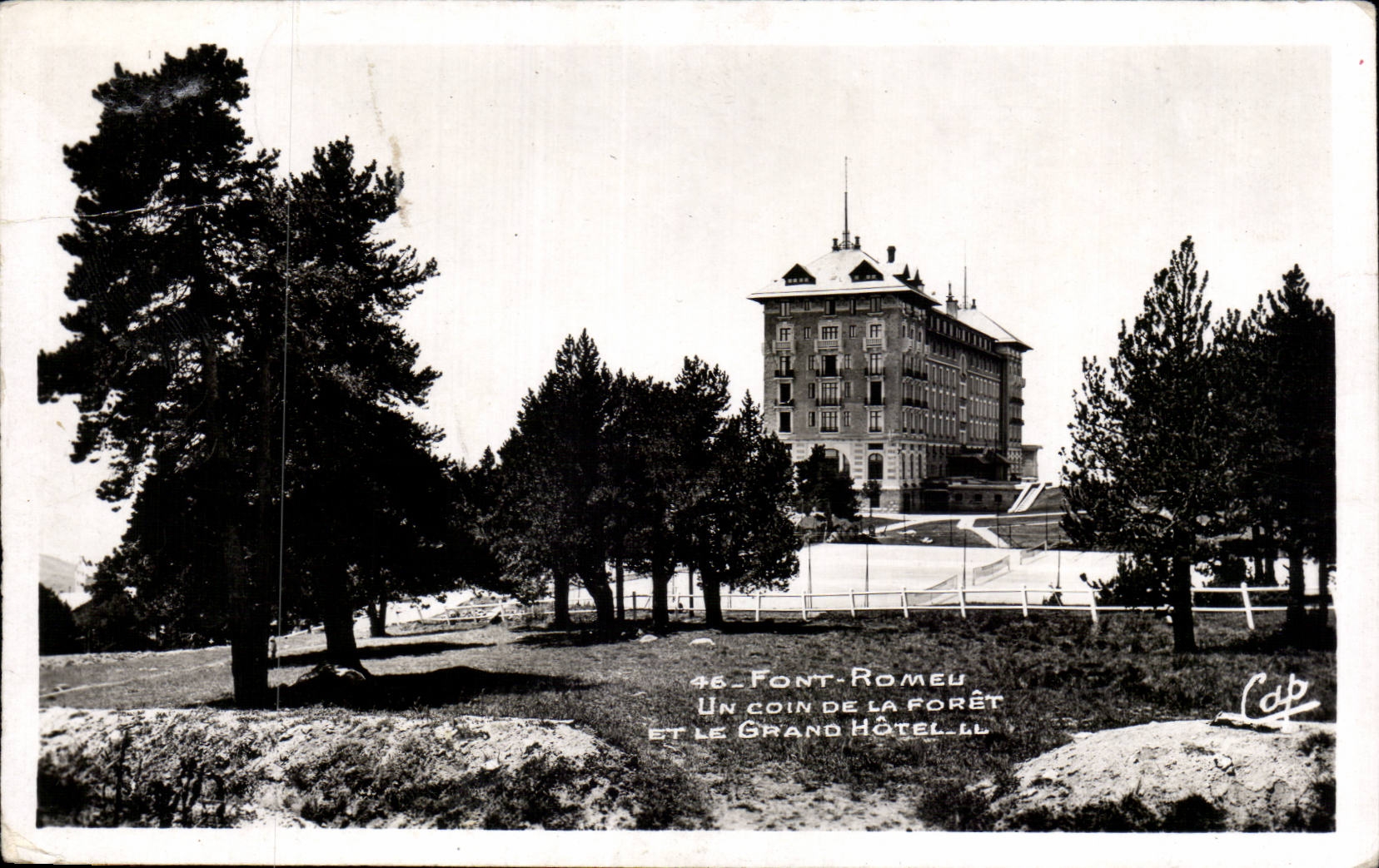 CPSM Font Romeu Un coin de la foret et le grand hotel