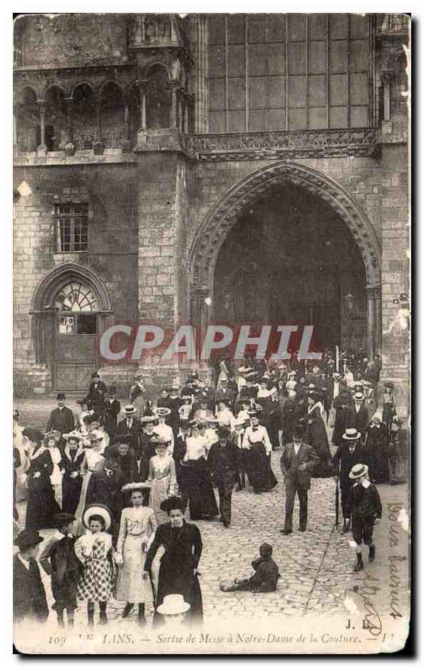CPA Le Mans Sortie de messe a Notre Dame de la Couture