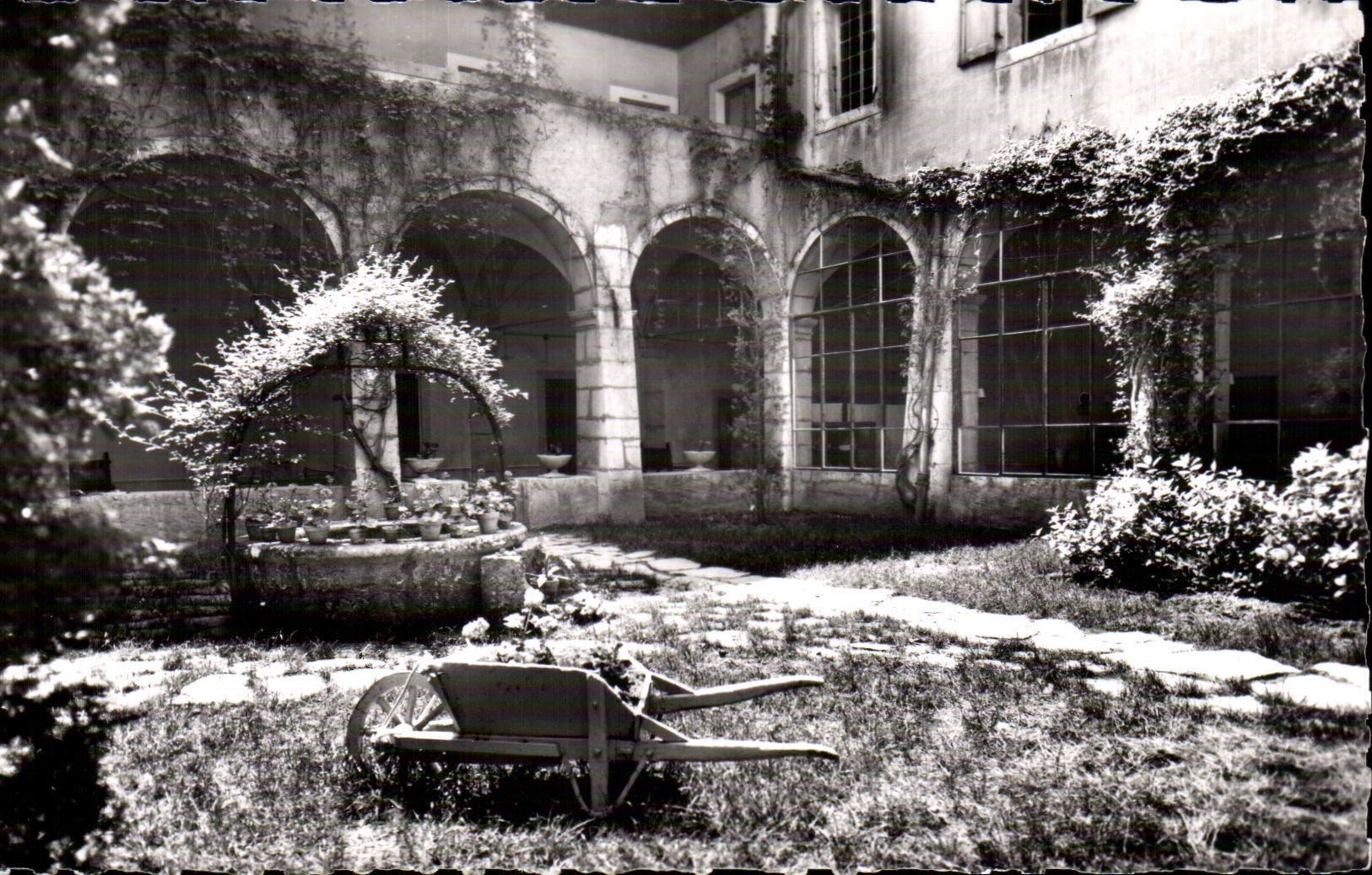 Talloires. Hôtel de l'Abbaye — Cour intérieure et vieux puits — Éditions G. Rossat-Mignod