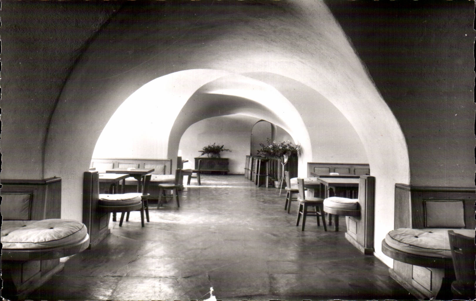 Talloires. Hôtel de l'Abbaye — Le Bar des anciennes coves des moines — Éditions G. Rossat-Mignod