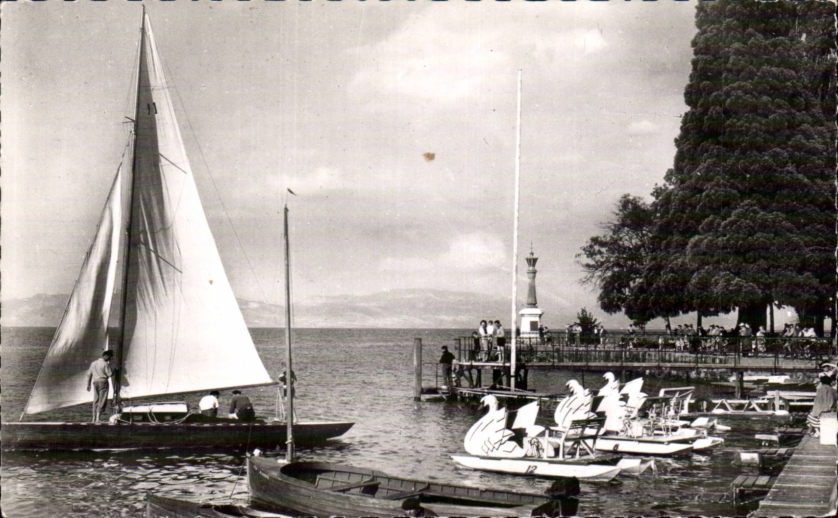 CPSM Evian les Bains Le port voilier et pedalos sur le lac Leman