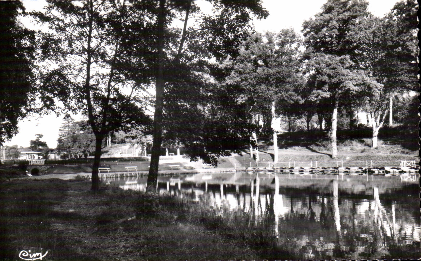 Forges les Eaux - Vue d Ensemble du Lac et du Parc - CPA 