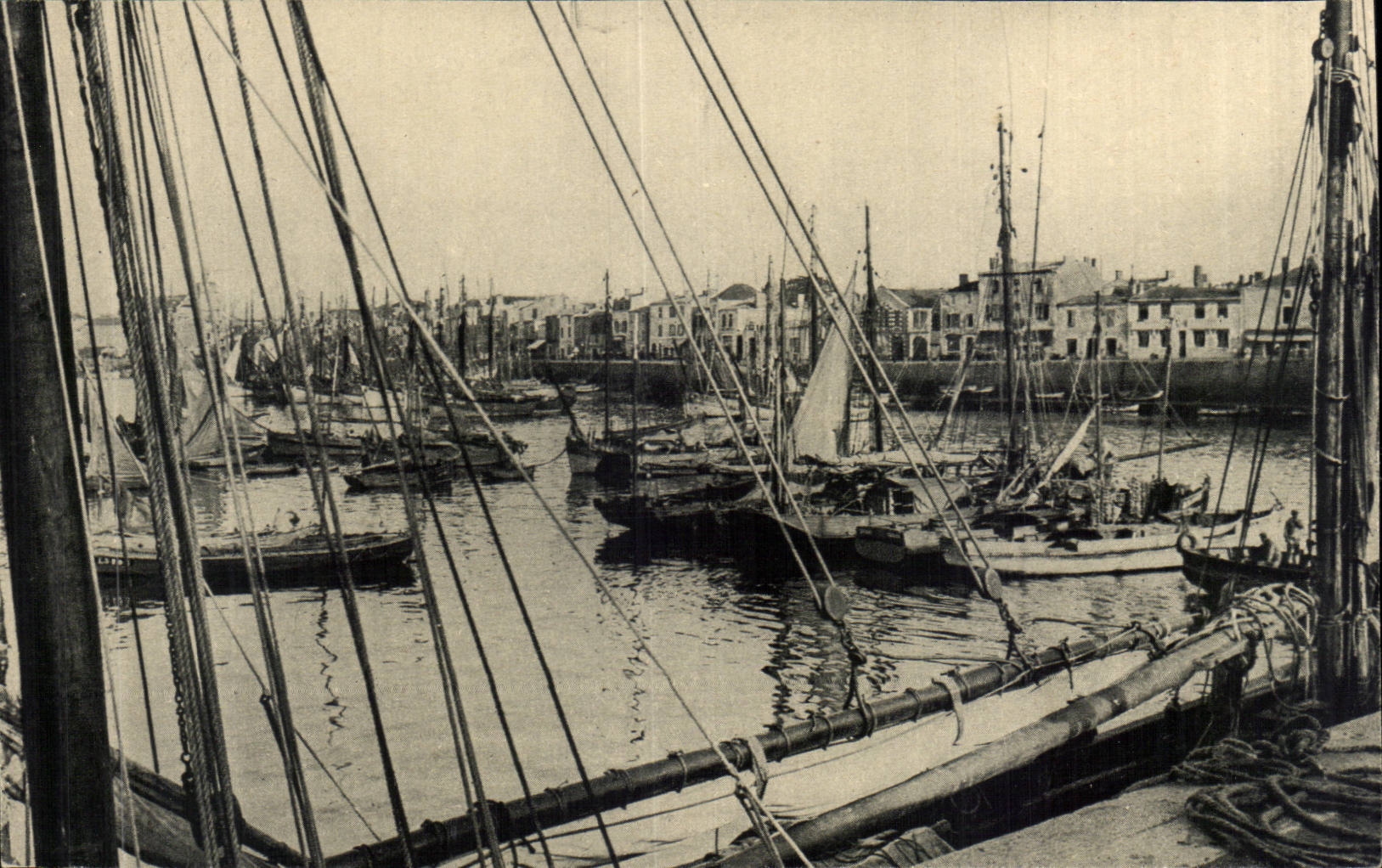 Sables d Olonne - Jolie Echappee sur le Port - CPA 