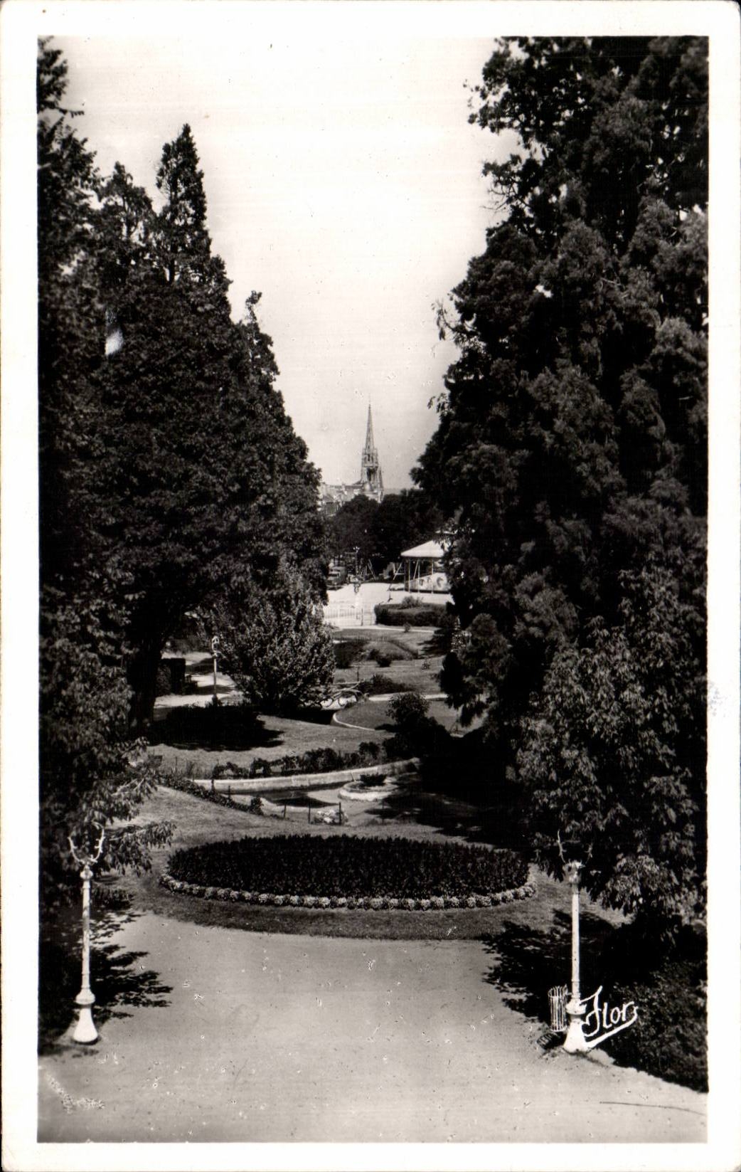 Châtellerault (Vienne) — Vue sur les Allées du Jardin Public — éditeur Flor