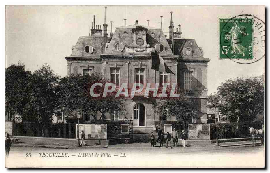 Trouville - L Hotel de Ville - CPA