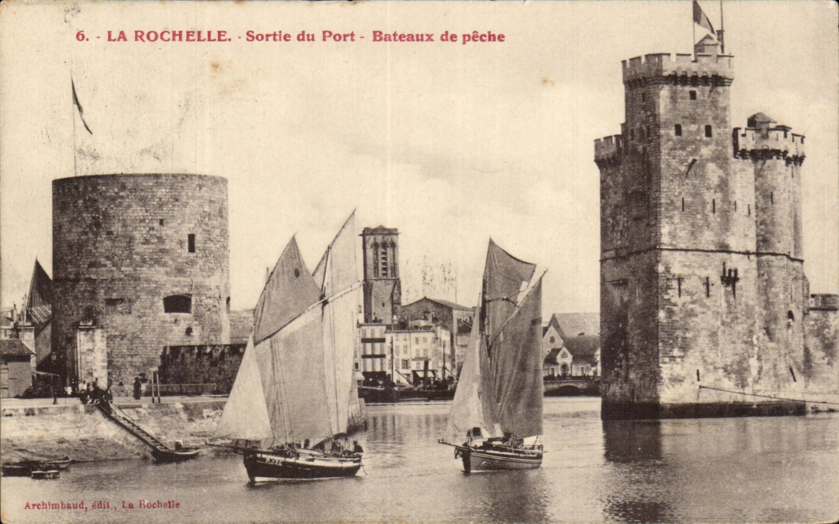 La Rochelle - Sortie du Port - Bateaux de Peche - CPA 