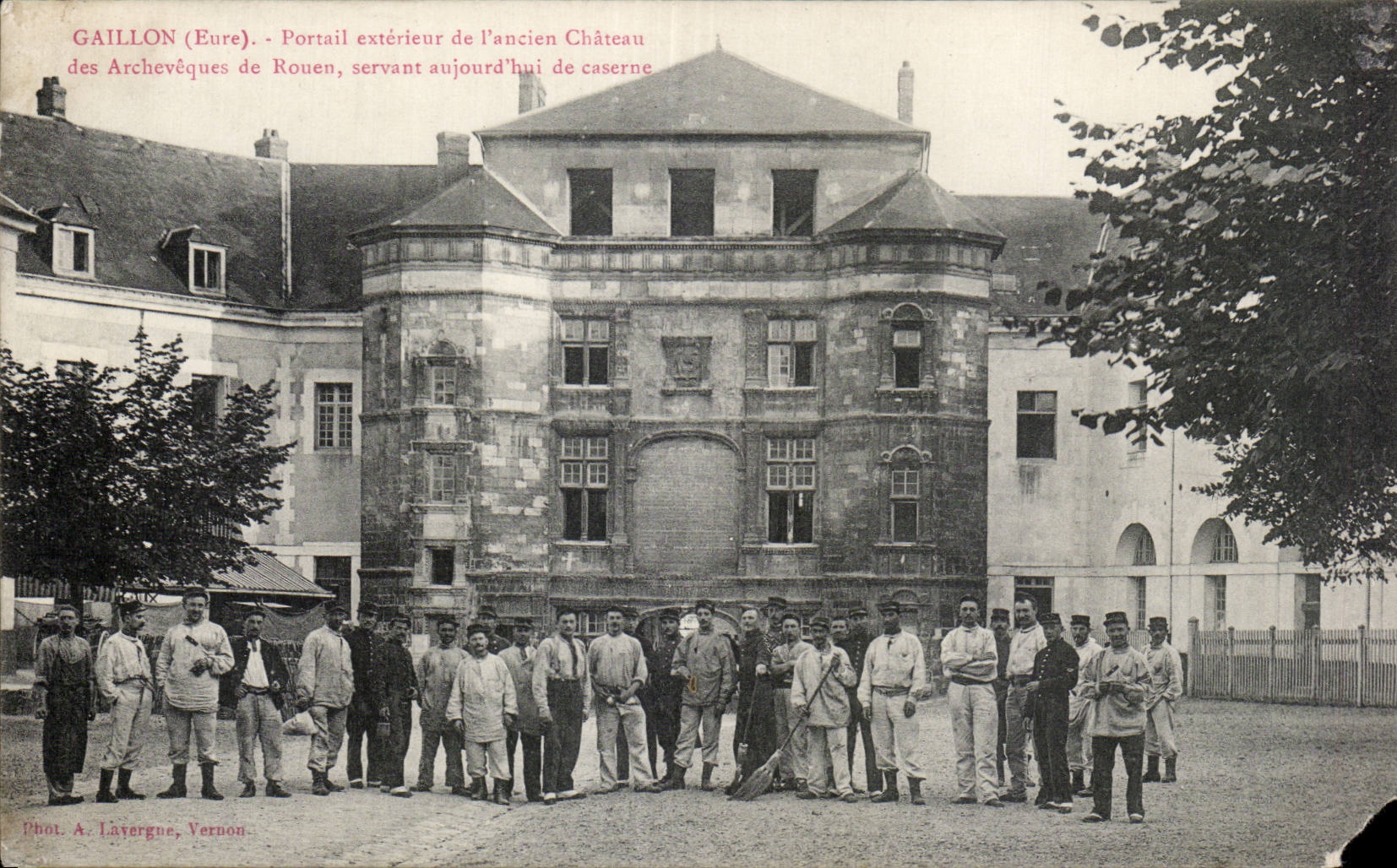 CPA Gaillon Portail exterieur de l ancien chateau des archeveques de Rouen servant aujourd hui de caserne