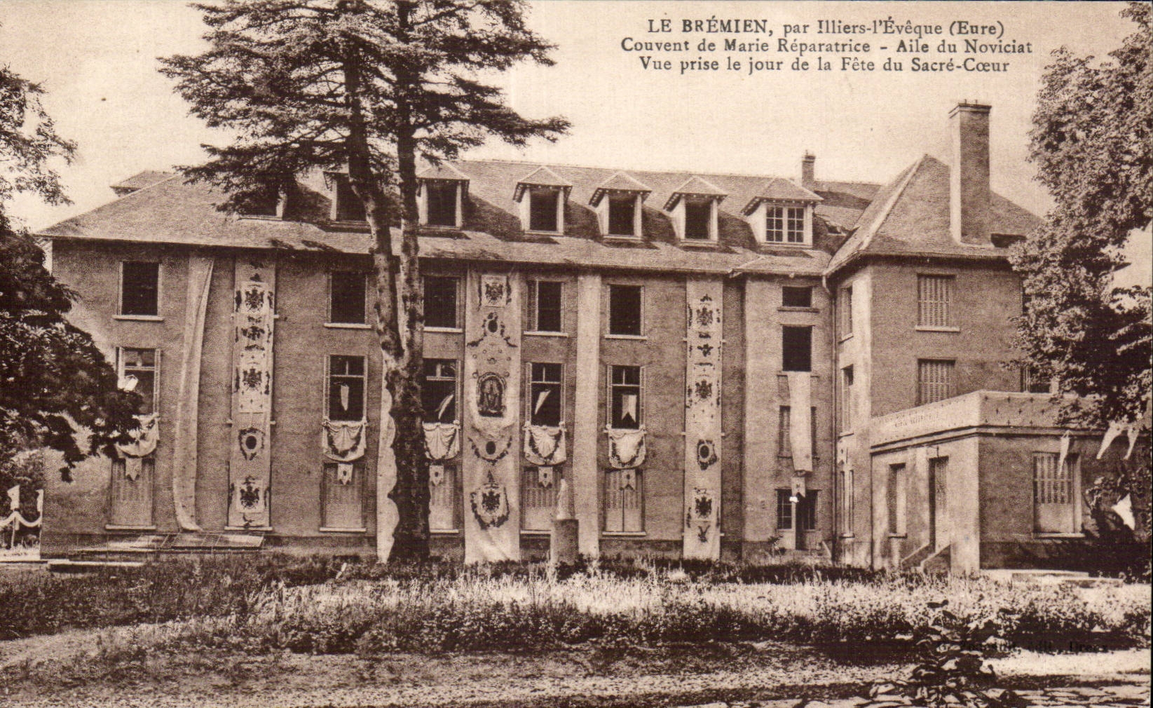 Le Brémien, par Illiers-l'Évêque (Eure) — Couvent de Marie Réparatrice, Aile du Noviciat — Vue prise le jour de la Fête du Sacré-Cœur